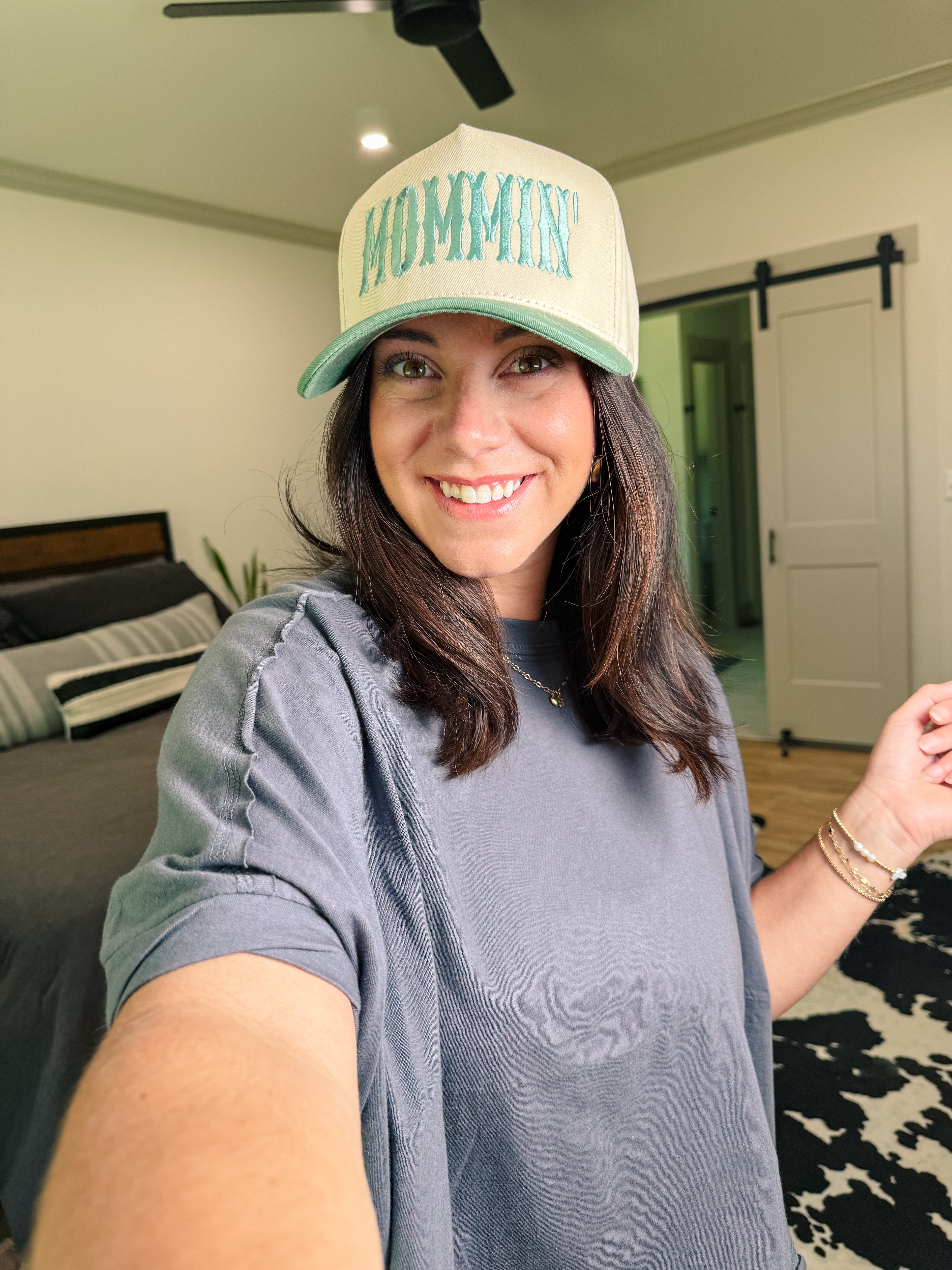 MOMMIN' Embroidery Two-Toned Hat